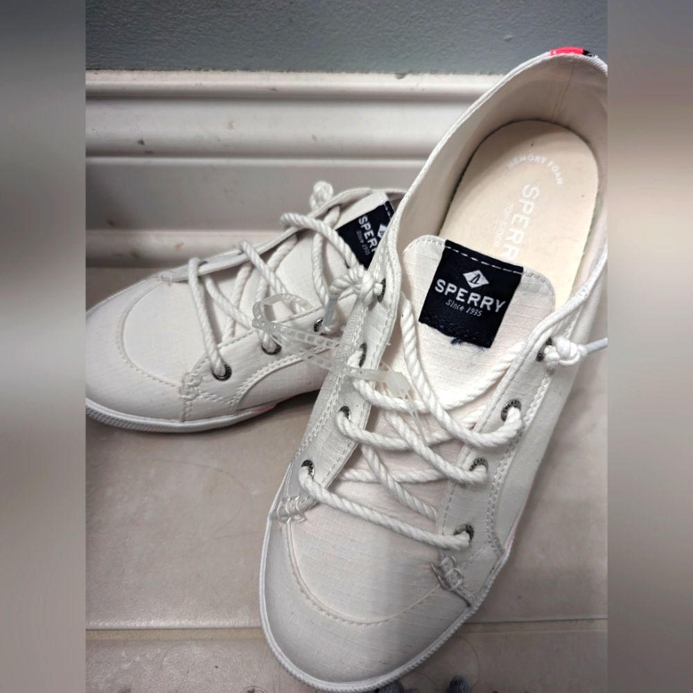 New! Sperry sneakers, 9.5